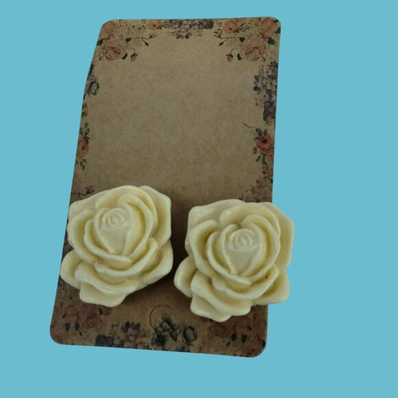 Cream Rose Pierced Post Earrings Floral Vintage White Wedding - Picture 1 of 3